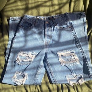 Baggy mom jeans with wholes